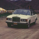 Rajneesh conduciendo uno de sus Rolls Royce. Wikimedia Commons